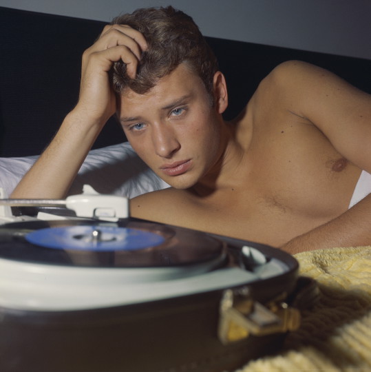 Johnny HALLYDAY en tournée. Chaque soir, il se retrouve seul dans sa chambre d'hôtel. Sa consolation : la voix de Sylvie Vartan, dont il écoute les disques sur un électrophone. Il lui téléphone aussi chaque jour pour la réconforter ; ils ont les mêmes ennuis. Au Cannet puis à Pamiers on l'a huée. Elle a interrompu s